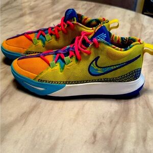 Nike Boys Kyrie Flytrap 
Boys Sz 5
Gently used no box